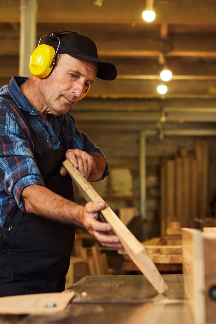 Artisan menuisier spécialisé en bois sur mesure Moulins